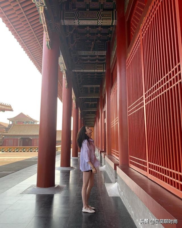 江疏影穿搭同款裙子 (江疏影吊带裙穿搭)