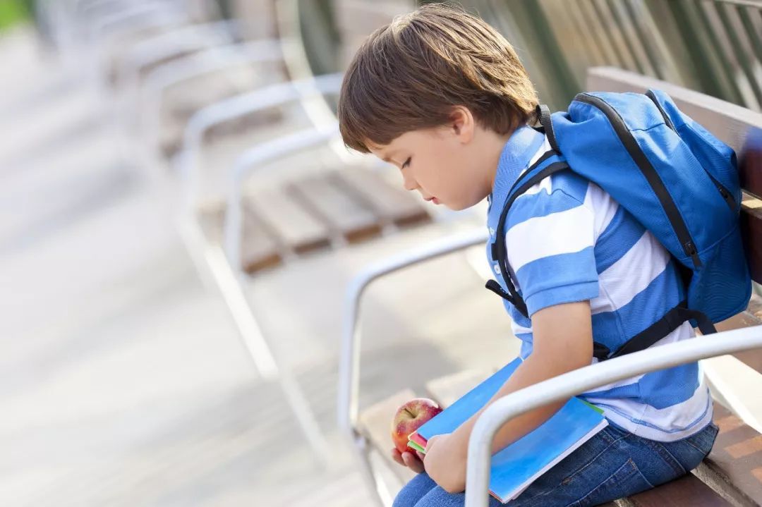 孩子不爱举手发言家长怎么引导,孩子上课不爱发言怎么改善