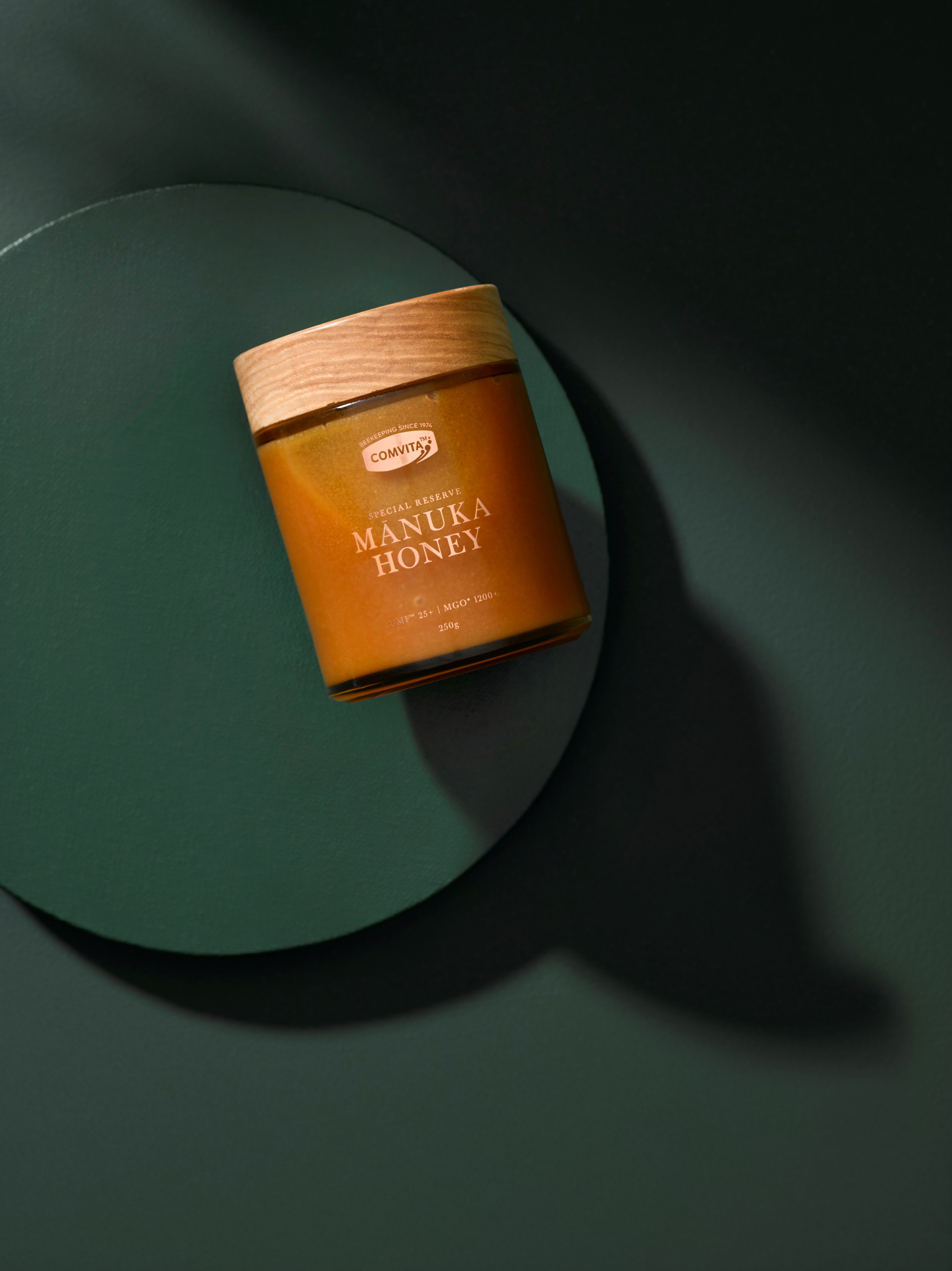 新西兰麦卢卡蜂蜜品牌康维他携手张钧甯开启寻“蜜”1%珍贵之旅