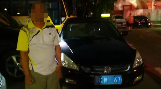 珠海男子下楼挪车撞上奔驰，刮出两条划痕竟被要价5万！一气之下报警却反被抓走！