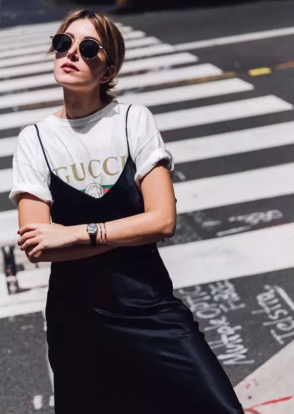 女人短袖搭休闲裙宽松时尚又减龄,吊带裙减龄显瘦洋气上档次