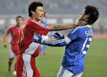 2008年东亚杯李玮峰锁喉日本队长,国足vs日本姜至鹏判罚