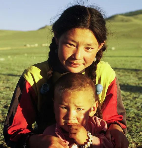 蒙古人是什么肤色的人种,蒙古人属于白种人和黄种人