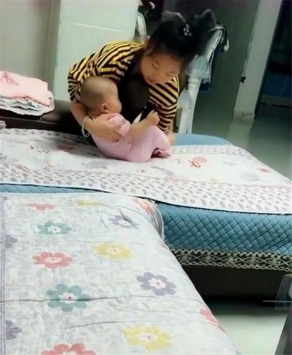 自从有了弟弟妈妈的宠爱,自从家里多了个小天使全家都欢喜