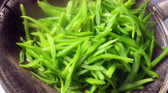 20年大厨说漏嘴，芸豆炒肉丝时，芸豆最忌直接炒，难怪不入味发黑