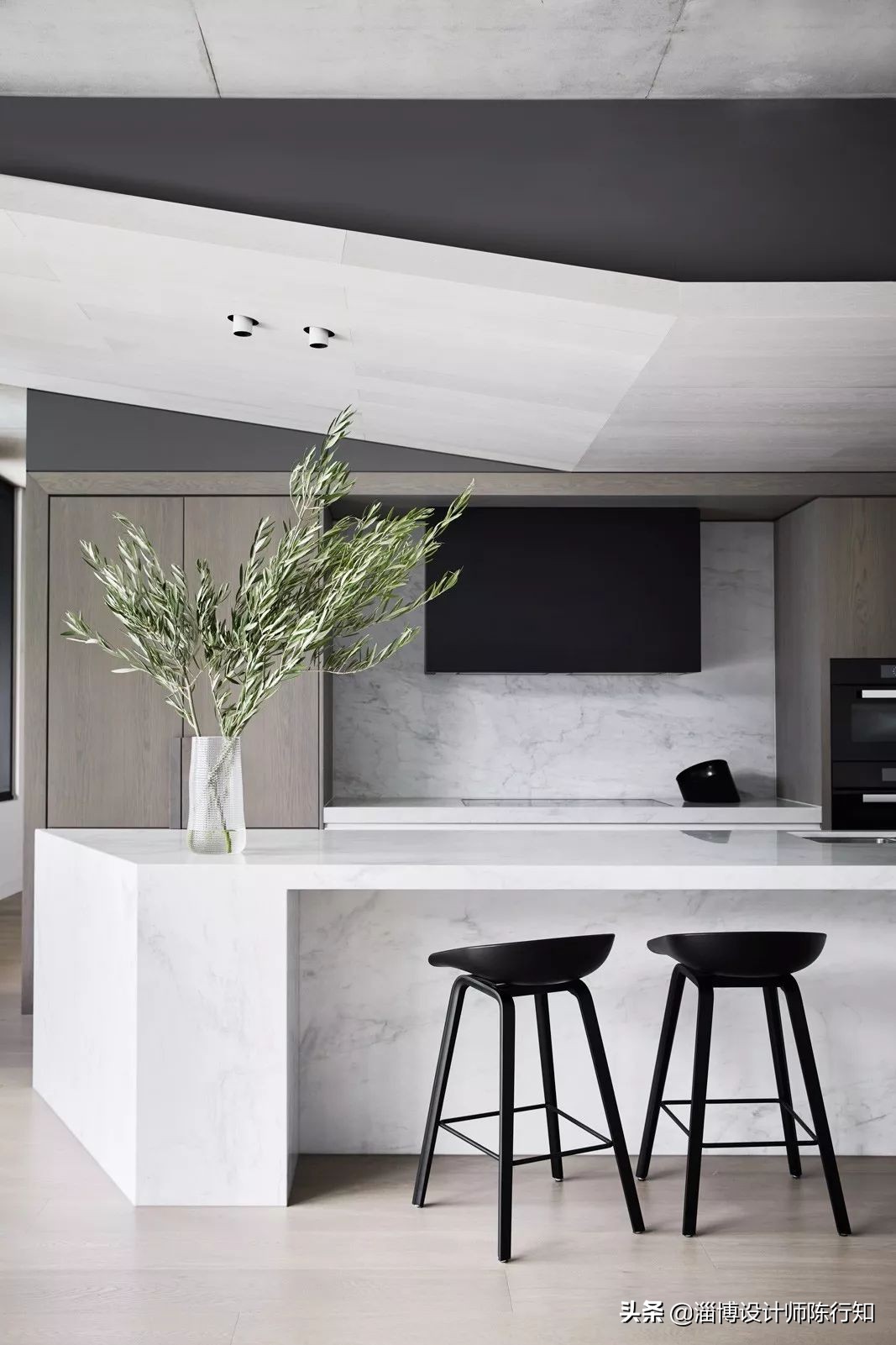 现代简约轻奢浅灰,轻奢和现代简约黑白灰的特点