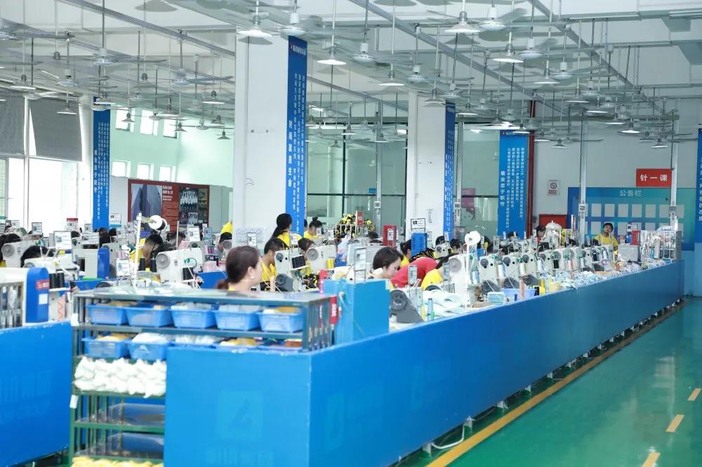 中央电视台CCTV-2正点财经走进利讯集团,对话黄火明先生