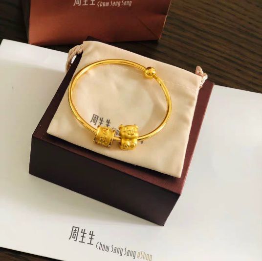 周生生和潘多拉哪一个高档,黄金库洛米手镯周生生