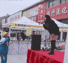 搞笑gif图妹子你这智商真是堪忧啊,搞笑gif妹子你这发型挺别致啊