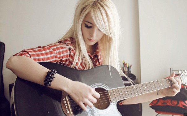 吉他初学者选什么款好,女生初学者吉他尺寸怎么选