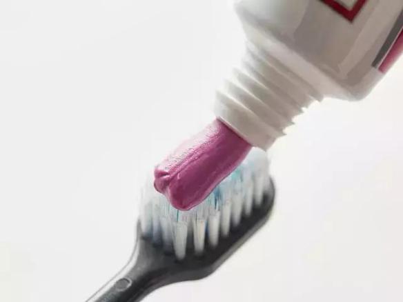 倪妮泳装露齿笑又迷倒一票人！湿法风格突然走火，牙白才敢这样玩