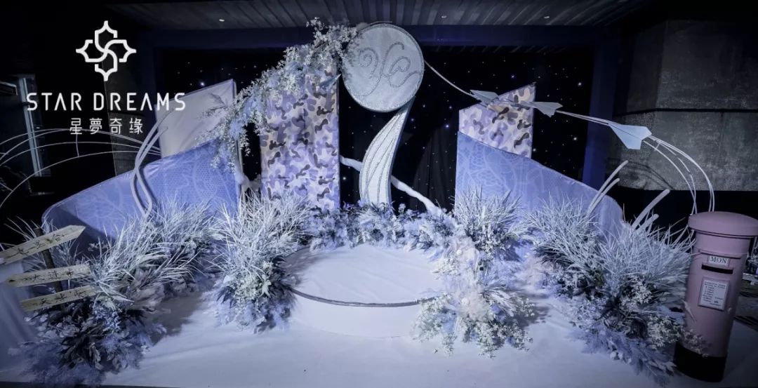 把深海的蔚蓝和小鹿眼里的星辰，都揉进了这场婚礼