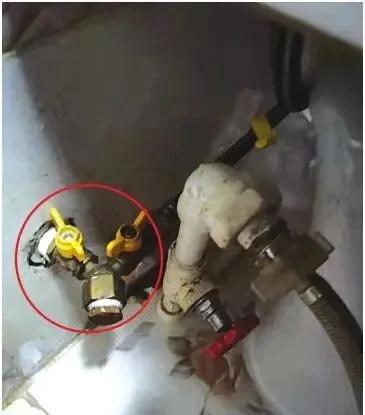 事发华溪龙城!132户居民家自来水管流出暖气水