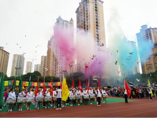 披着五彩盛装，唱响我的祖国，天府师大一中运动会，燃了