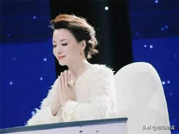 董卿从开始到结束春晚回顾,董卿退出央视后现在做什么呢