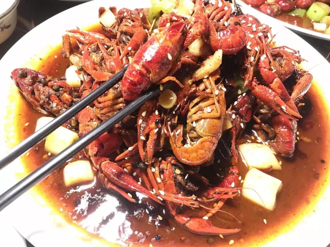 龙门小龙虾烧烤,夏天路边大排档撸串啤酒小龙虾