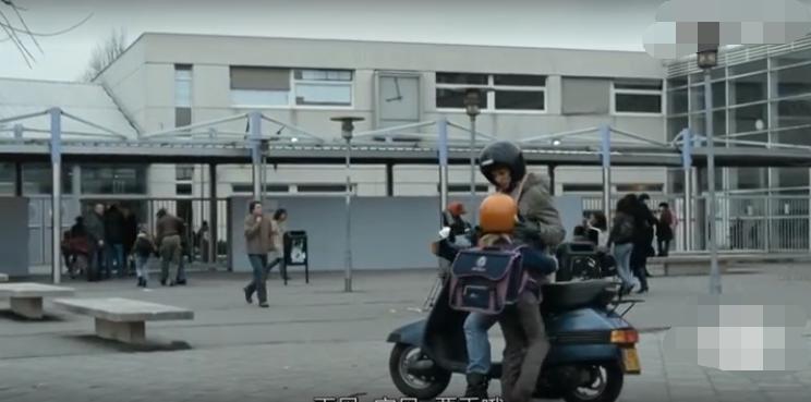 男孩背后长了一只翅膀,男孩身上长了一对翅膀是什么电影