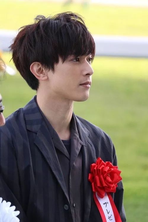 这个可盐可甜可狼的94年小鲜肉，简直就是漫画里走出来的男主角！