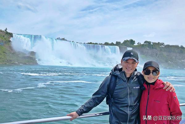 胡杏儿和老公撇下两儿子出国旅行,胡杏儿晒与儿子合照画面温馨感人