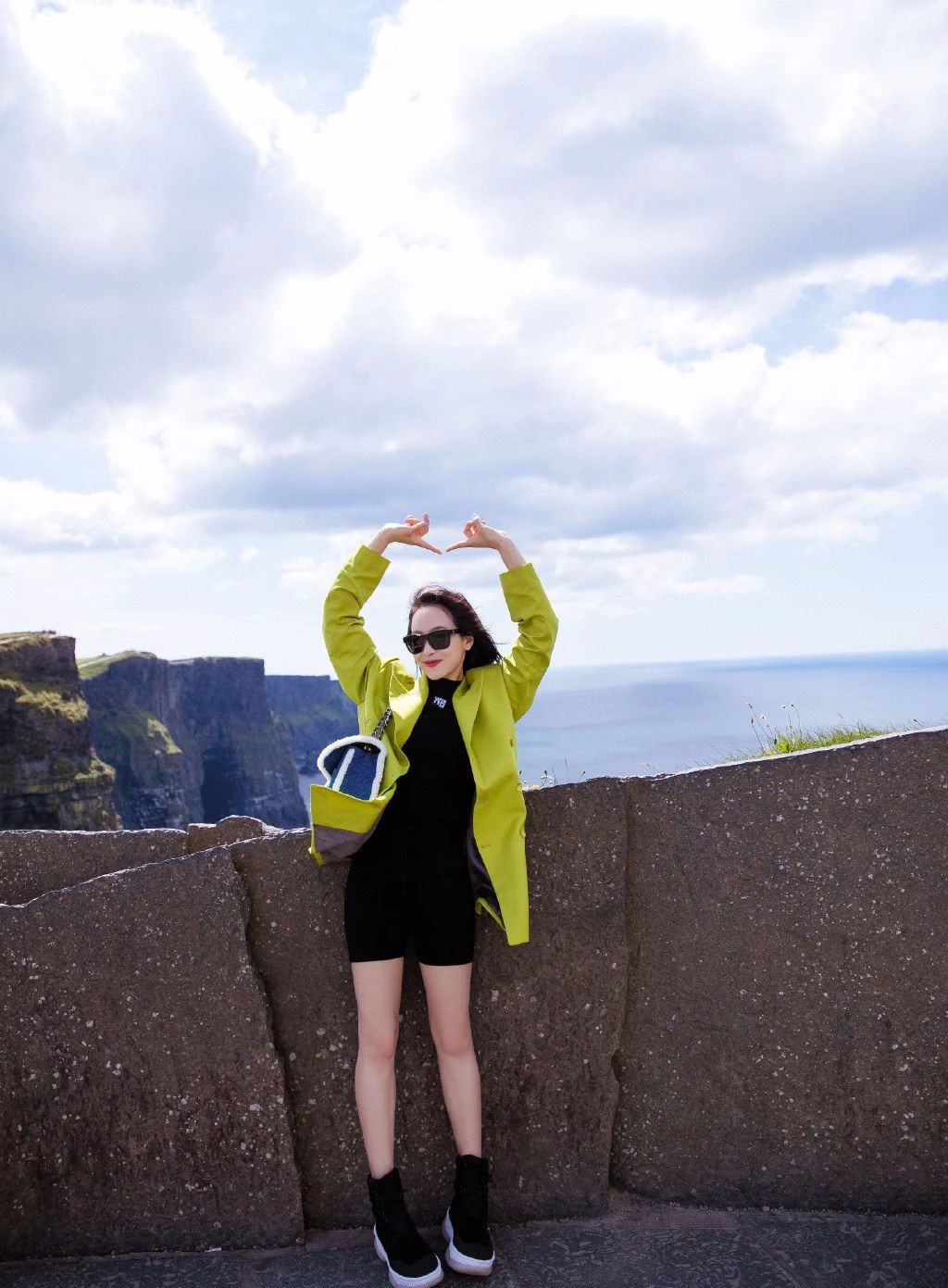 宋茜你为什么还单身？爱尔兰旅行一身芥末绿西装还露腿明媚美好