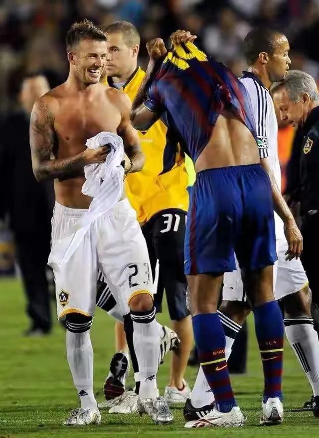 c罗和梅西交换球衣了吗,哈兰德扔球衣梅西