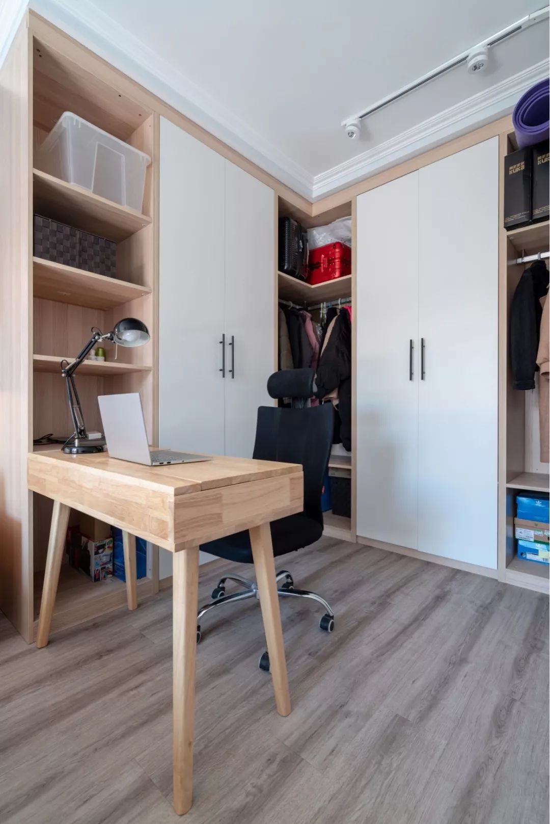 衣柜定制效果黄色原木,全屋定制白色衣柜轻奢效果图