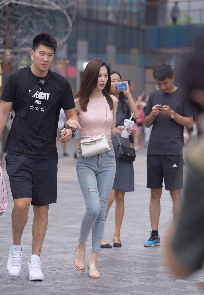 不仔细看,还以为脚踩空了,这172cm身高让人自卑吧?