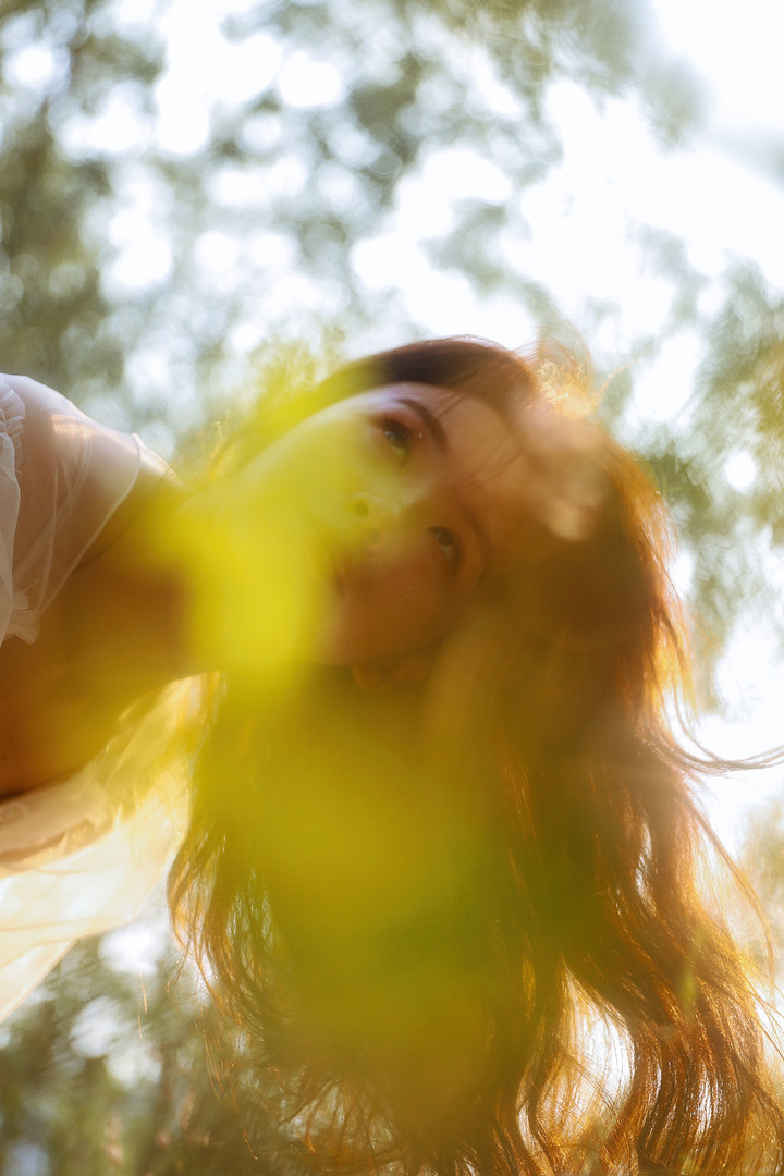 少女身穿薄纱光影柔美,朦胧的情绪在树林间蔓延