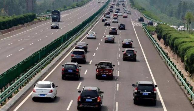 车被对方堵住了还特别强势怎么办,车被人家堵住了没号码怎么办