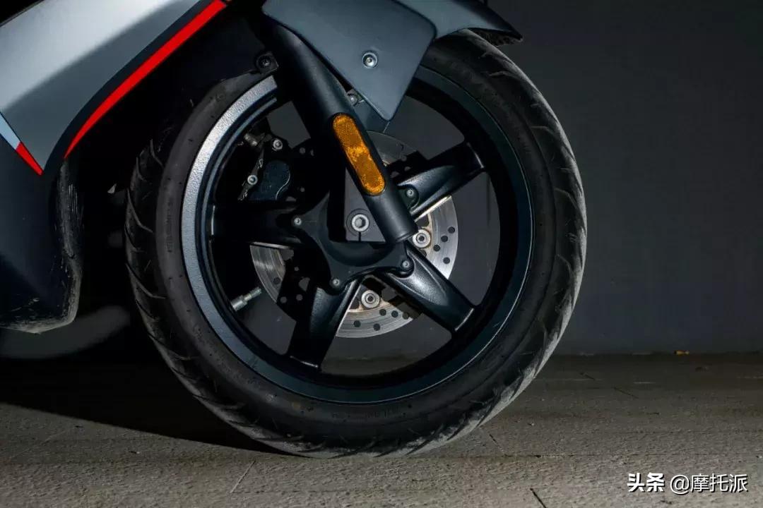 这是一辆让人爱恨交加的大踏板，阿普利亚SRMAX300综合测评-上