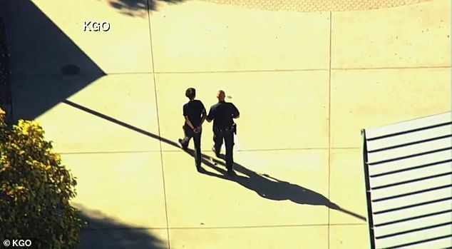 美一男孩开枪射伤两人,美国17岁男子开枪击中两人