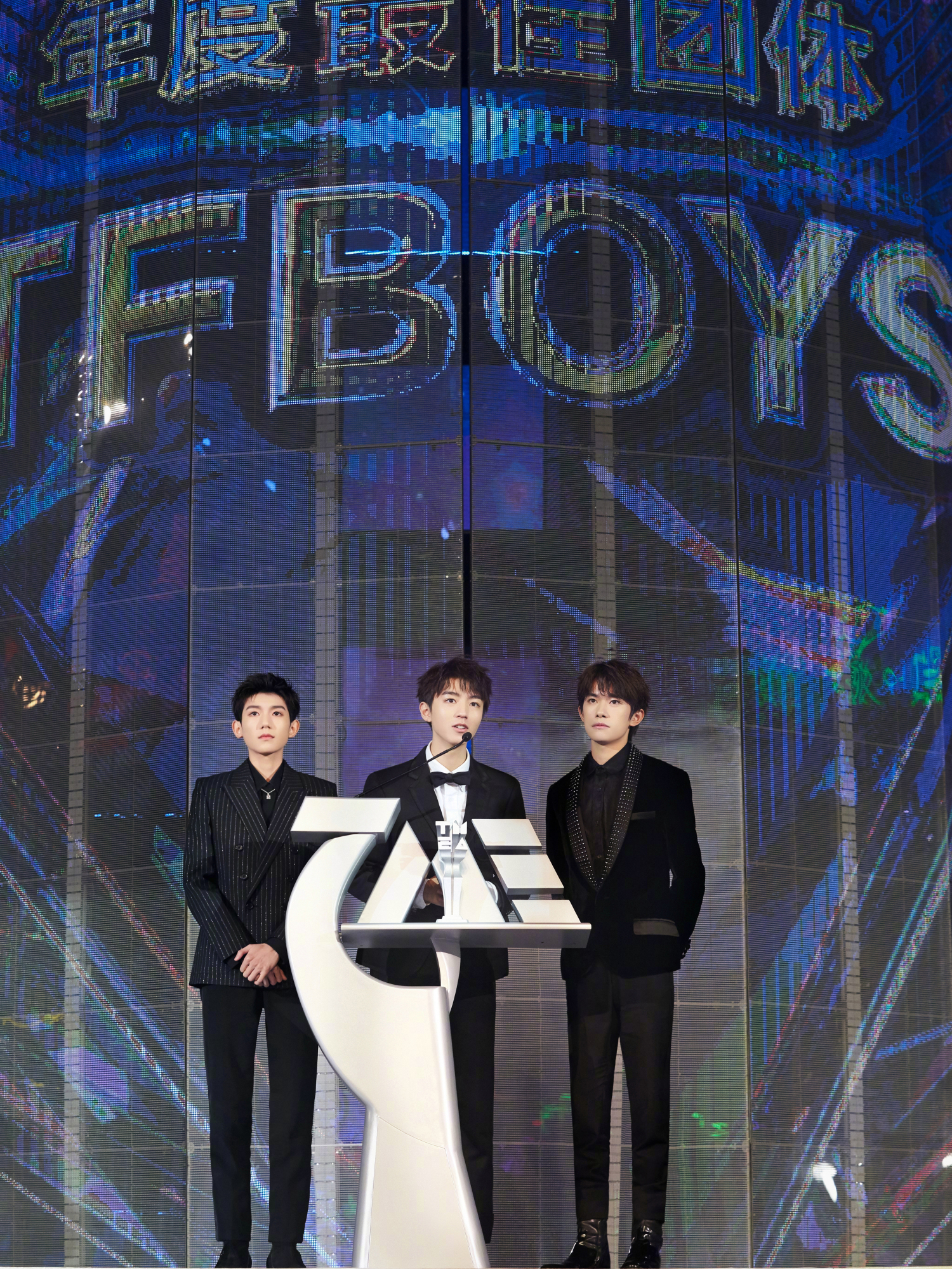 tfboys王俊凯白西装,tfboys十周年王俊凯外套