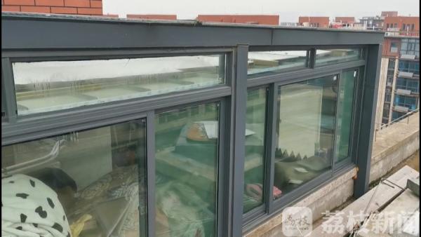 这个小区为何臭气熏天,透明的阳光房违建