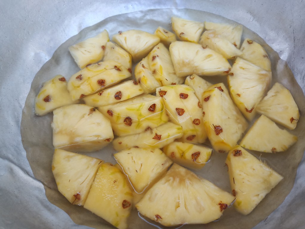 怎么去除菠萝的涩味,菠萝的正确吃法要用盐水泡吗