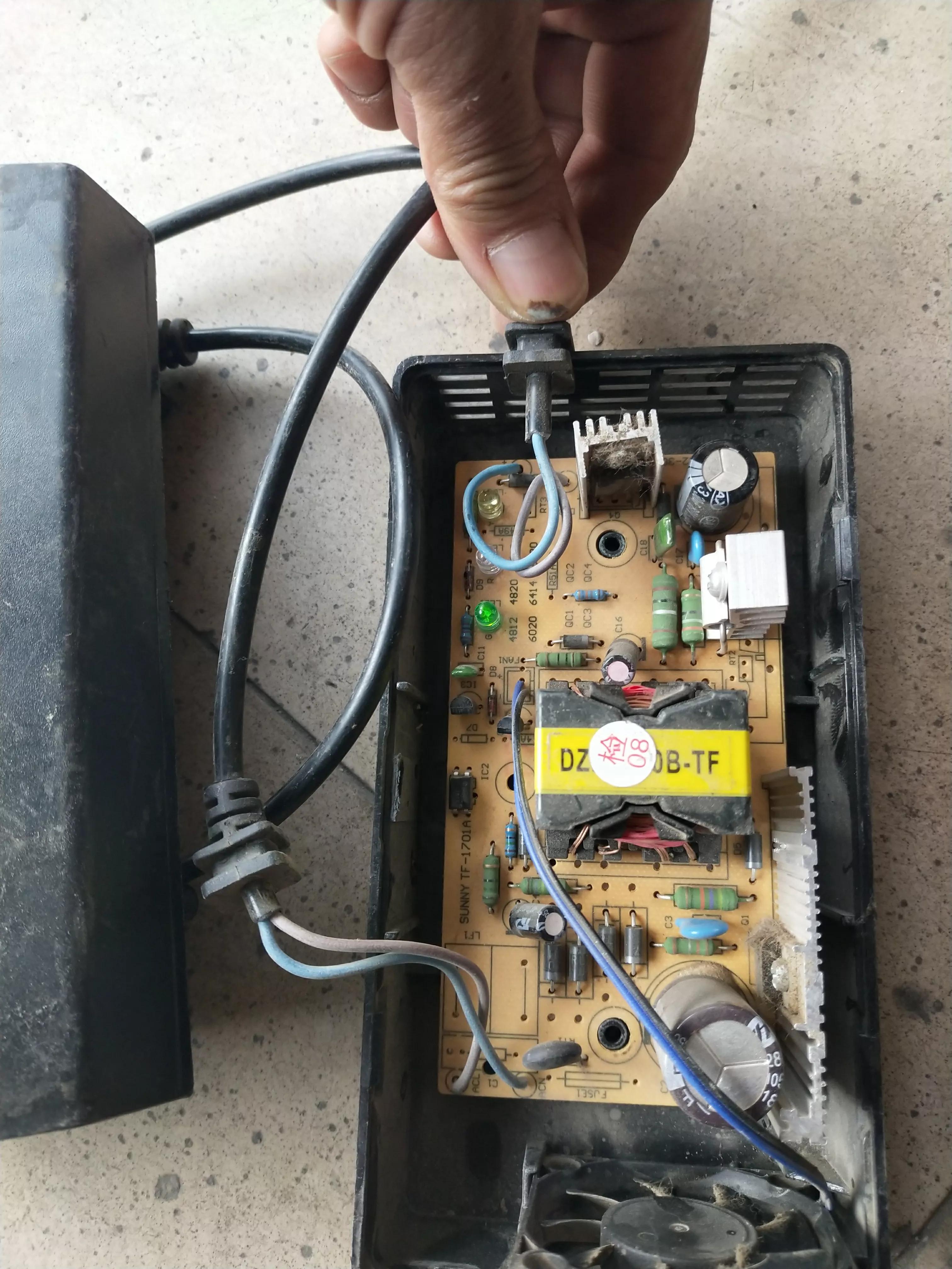 电动车充电器空载红灯闪嗒嗒响,电动车充电时充电器闪烁怎样修理