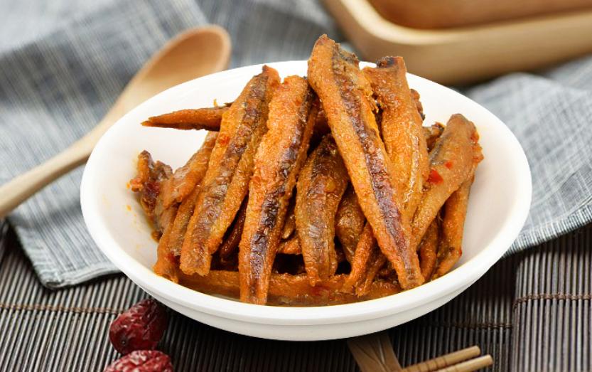 超市里1元1包的小辣鱼，是用什么鱼做的？网友看完，不敢再吃