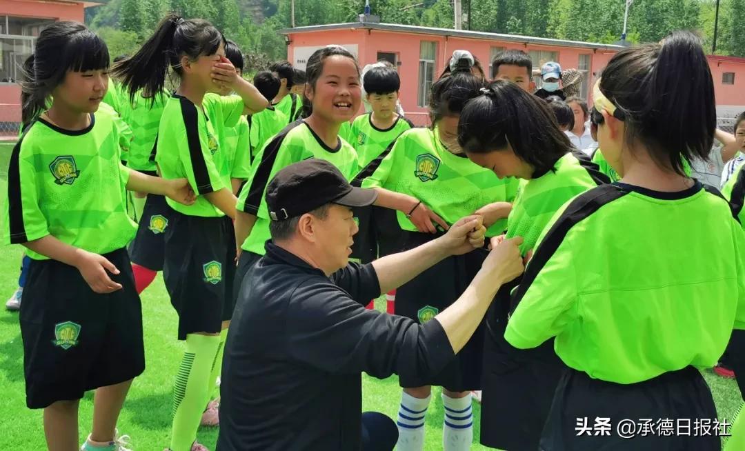 心系山里娃爱洒绿茵场——北京爱心人士走进洒河南小学助力校园足球发展侧记