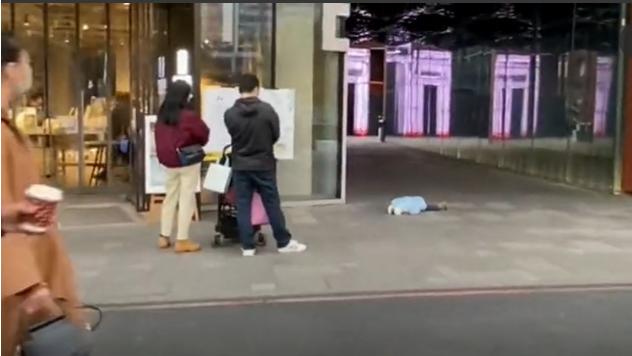 孩子见到什么东西不给买就哭,孩子什么都想要不给买就哭闹