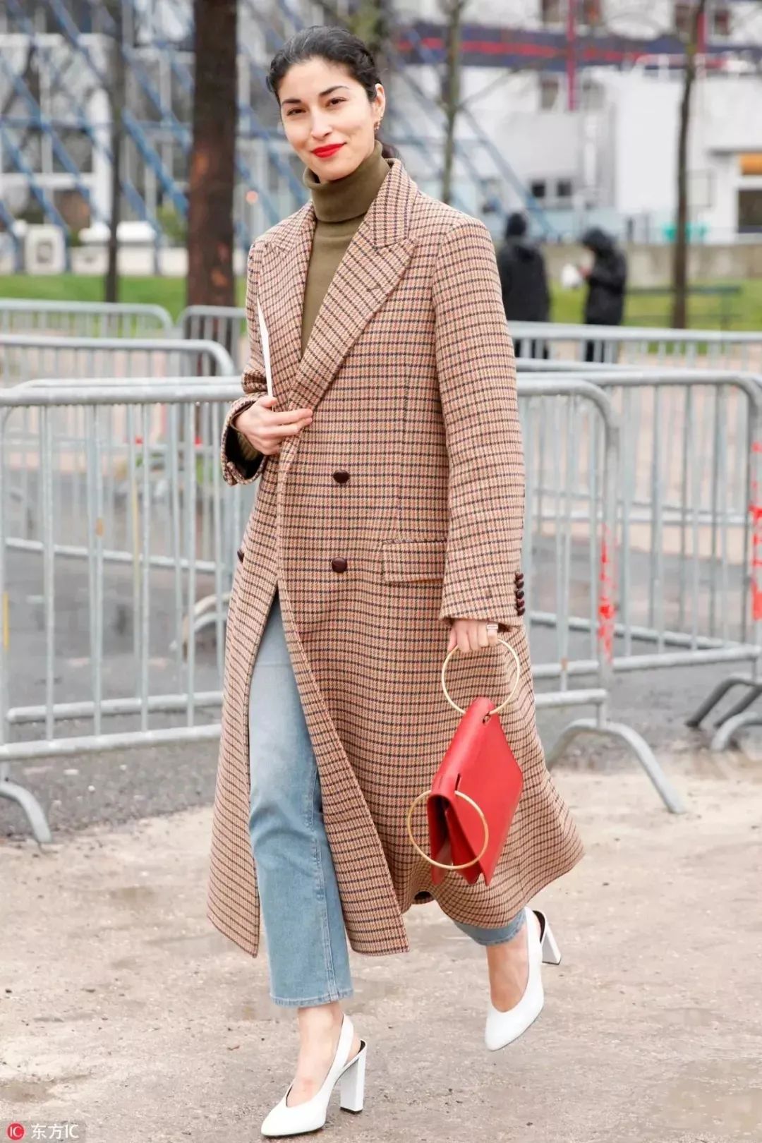 墨绿色格纹大衣怎样搭配好看,短款格纹毛呢大衣的搭配方法