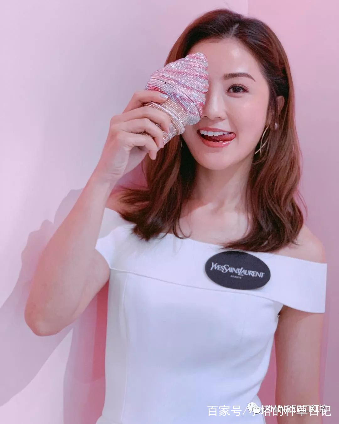 美女化妆涂口红高清自拍,99%的女生涂口红都会犯这个错误