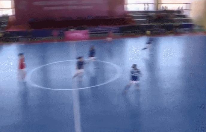 五人制足球裁判员手势图解,足球五人制裁判吹哨规则和手势