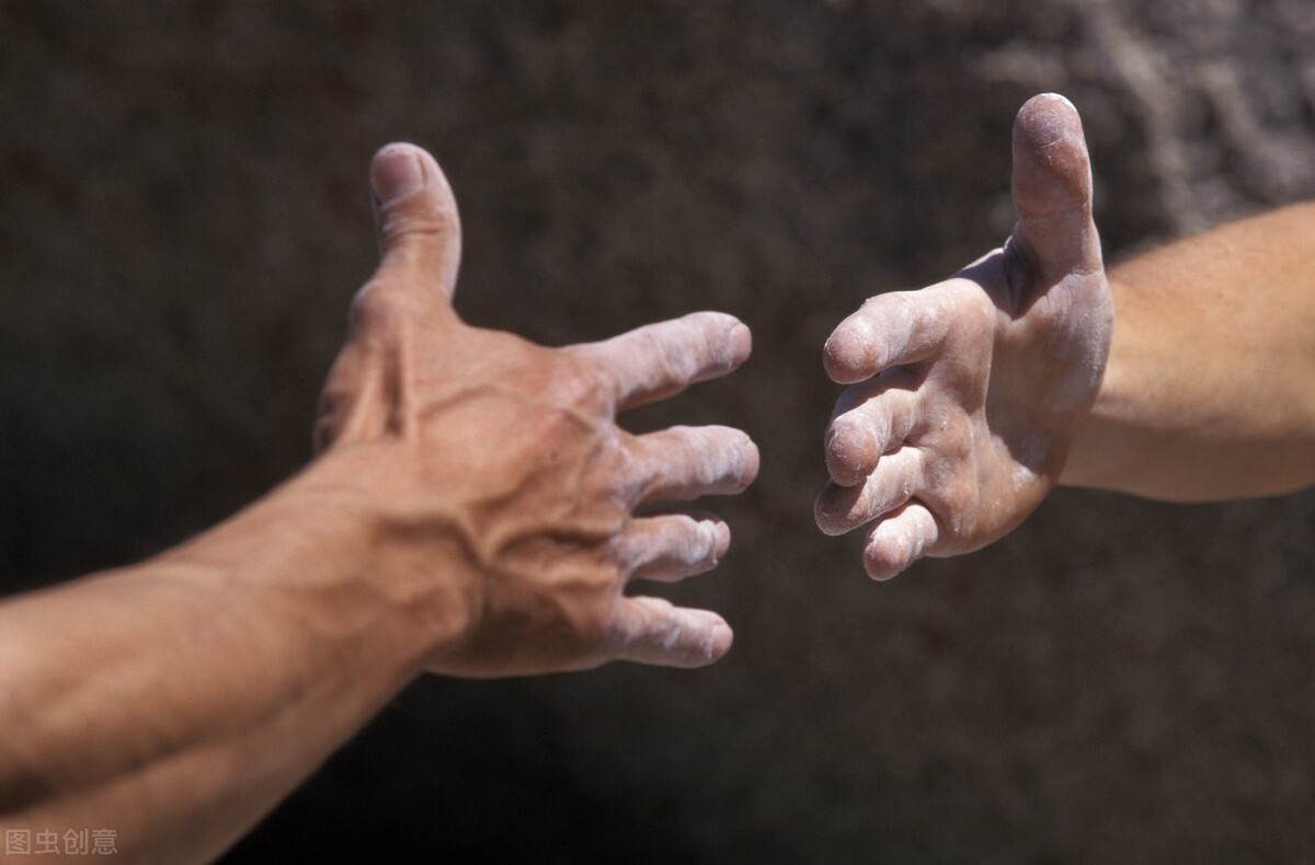 出门有朋友帮忙文案,出门有朋友在家有亲人