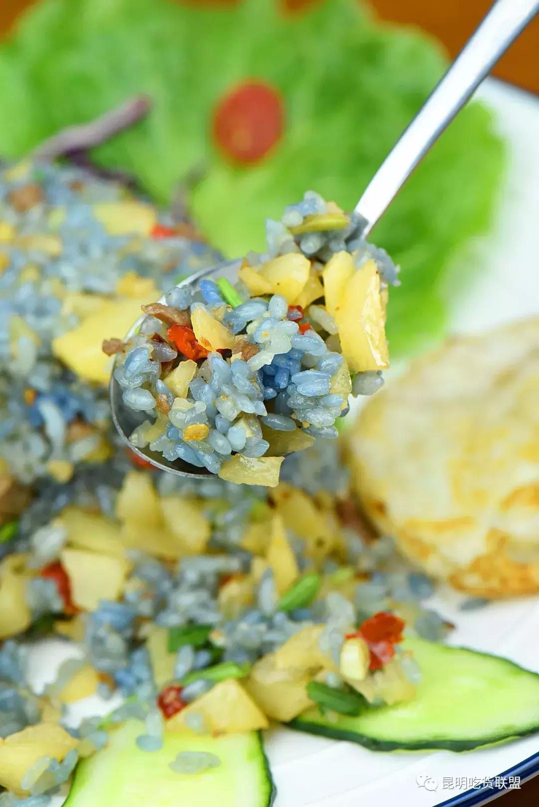 昆明2环边巷子里的小店，1杯咖啡+1份简餐，感觉我又去到了泰国