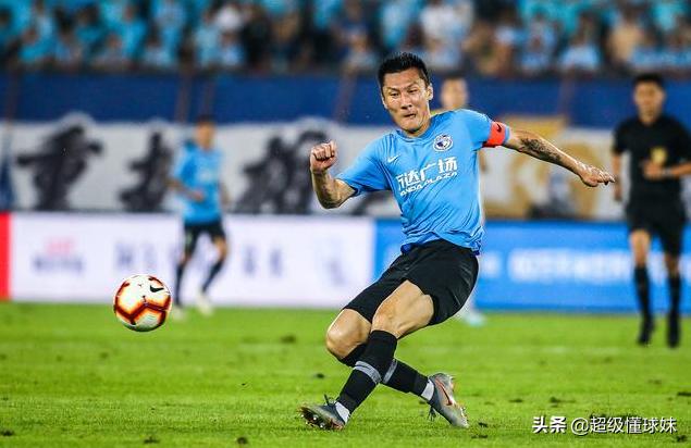 中超恶人榜更新？青岛悍将踹小腹踢脚踝去年险致年轻国脚断腿