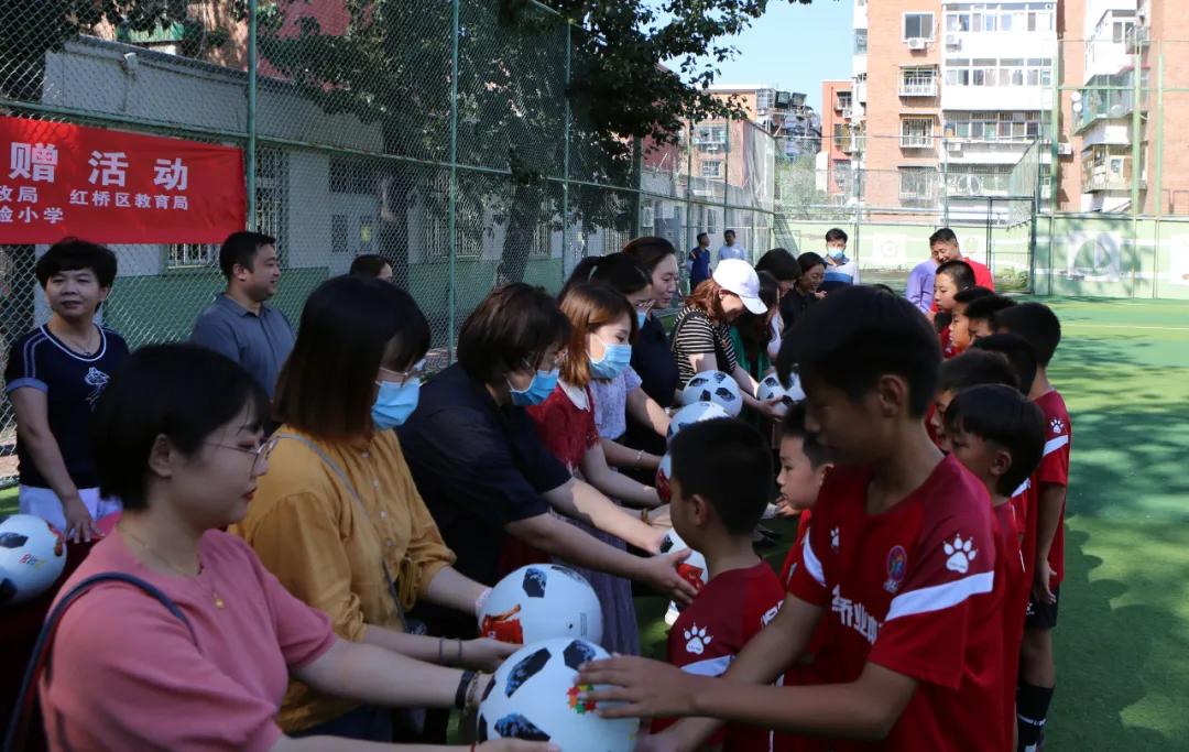西王庄小学足球捐赠活动,足球校园捐赠活动
