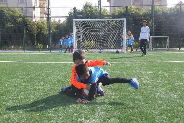 50个零基础孩子足球训练,昆明足球训练营小孩