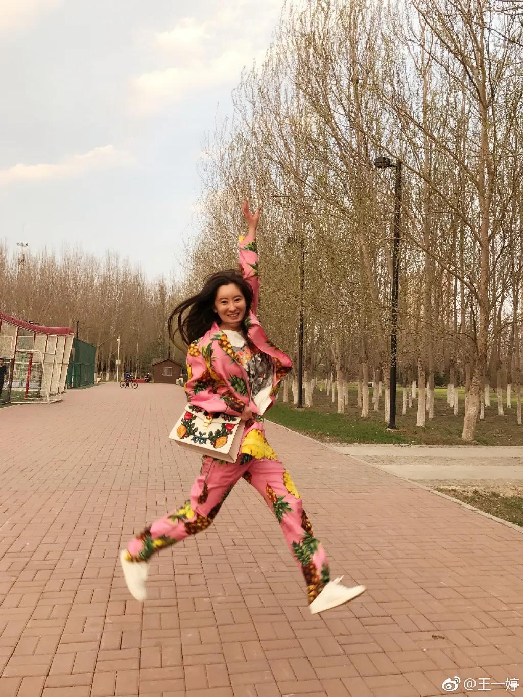 「早晚要认识」帅气逼人的国脚杨旭和他美艳女主持太太