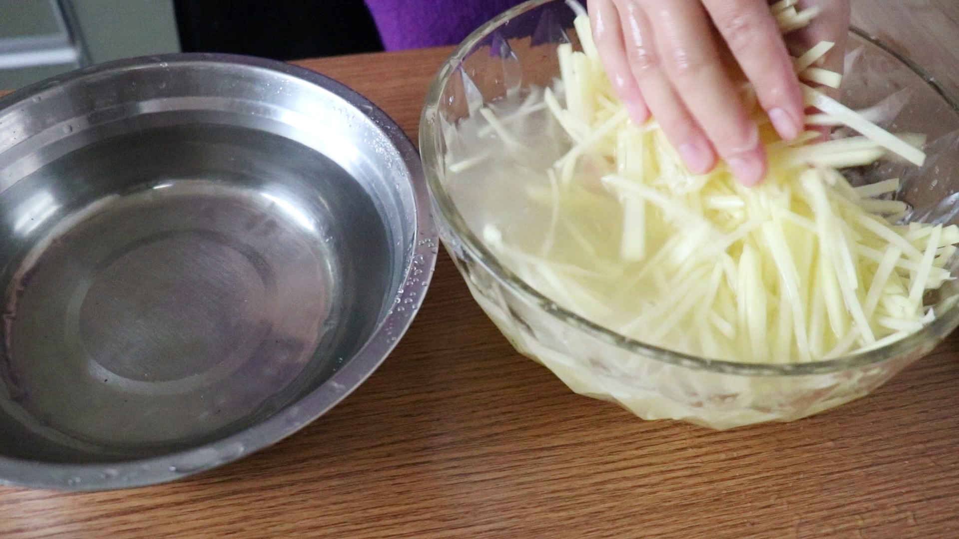 炒土豆丝不粘锅的方法,炒酸辣土豆丝放酱油就粘锅