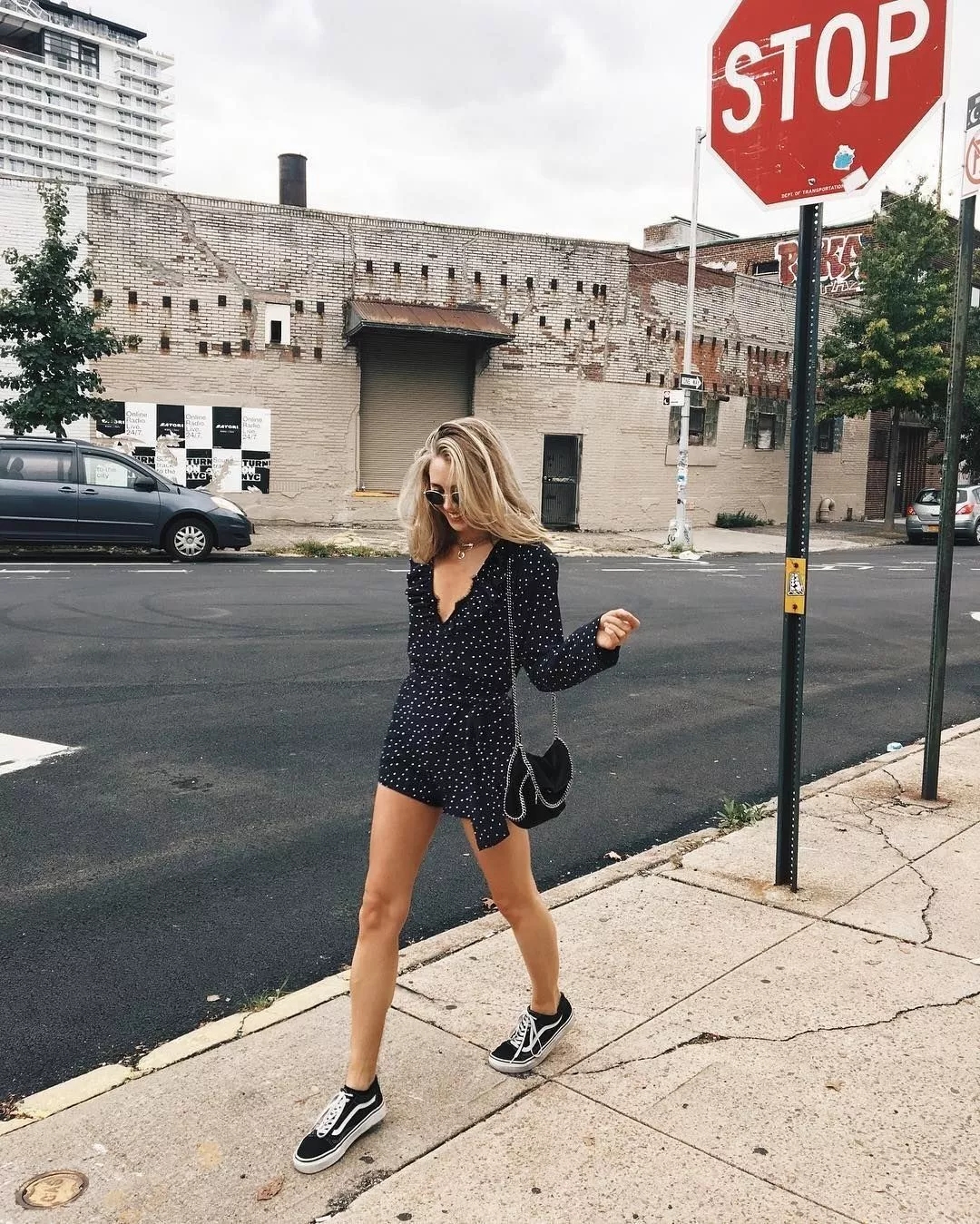 新款妈妈装修身显瘦碎花裙,绿色碎花裙搭配帆布鞋好看吗