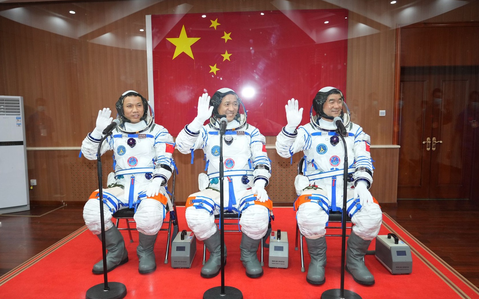 航天员出舱时不敢“下地走路”？他们长期呆在太空，身体怎么了？